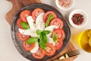 Salade caprese met basilicumolie