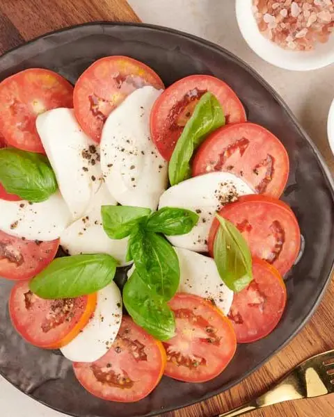 Salade caprese met basilicumolie