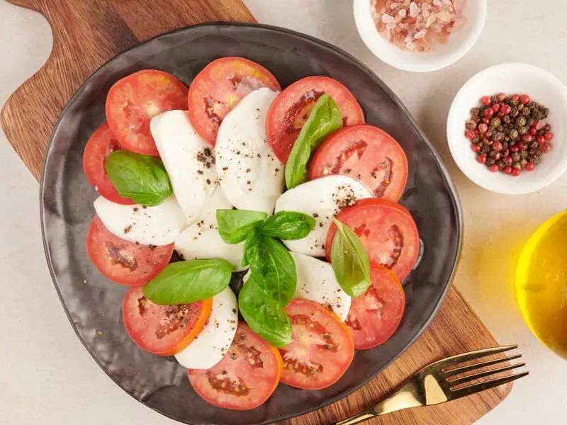 Salade caprese met basilicumolie
