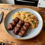 Provençaalse spiesen met gepofte aardappel