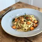 Kip kerrie bladerdeeghapjes