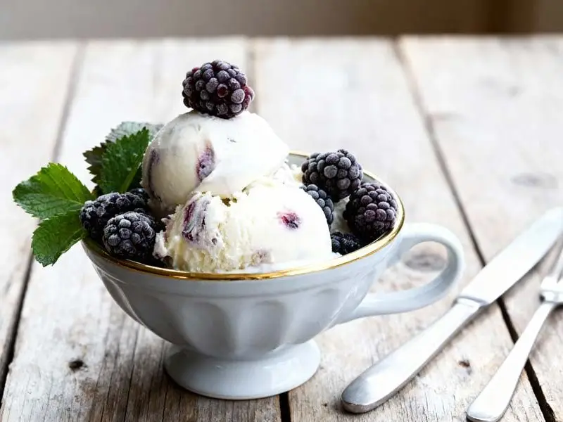 Yoghurtijs met bramen en munt