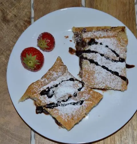 Bananenflaps met chocoladepasta en aardbei