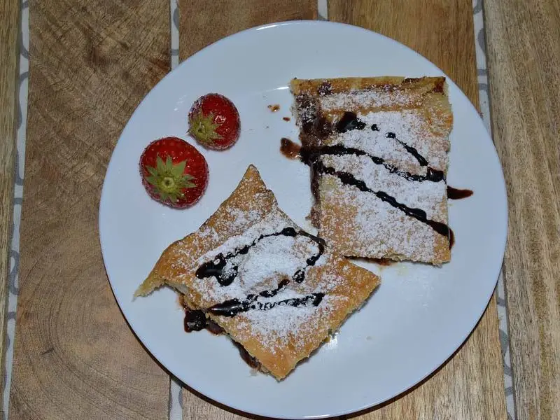 Bananenflaps met chocoladepasta en aardbei