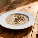 Griesmeelpudding met bessensap