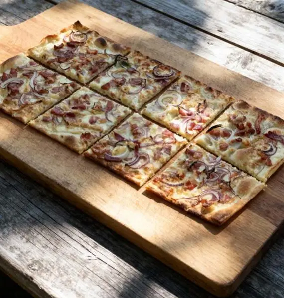 Flammküchen met spek en ui