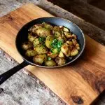 Stoofpeertjes met gekookte aardappelen en een gehaktbal