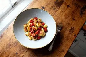 Gebakken gnocchie met tomaatjes, rucola en Parmezaanse kaas