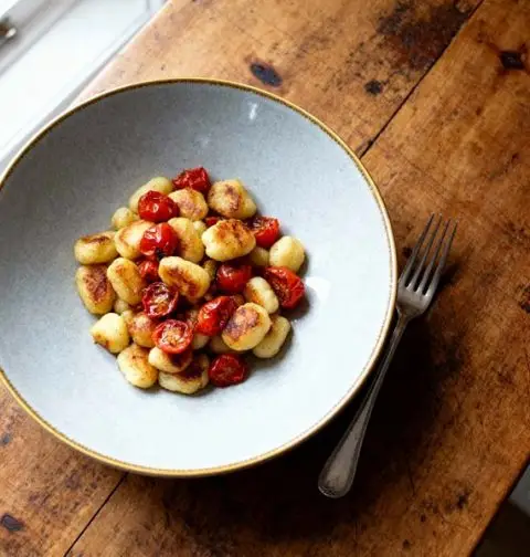Gebakken gnocchie met tomaatjes, rucola en Parmezaanse kaas