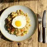 Pita met falafel, knoflooksaus en zoetzure bieten