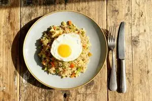 Gebakken rijst met groente en ei