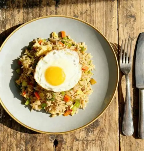 Gebakken rijst met groente en ei