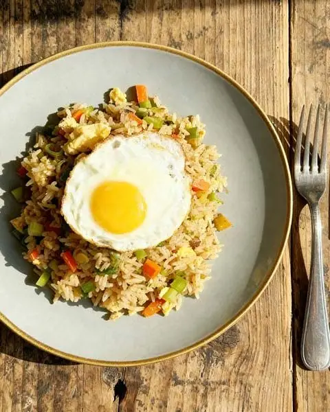 Gebakken rijst met groente en ei