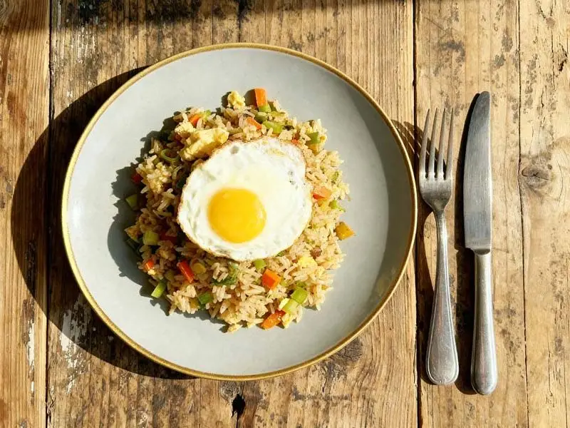 Gebakken rijst met groente en ei