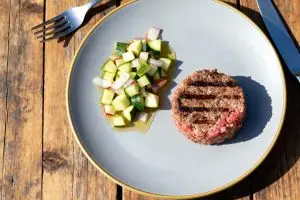 Gegrilde tartaar met courgettesalade