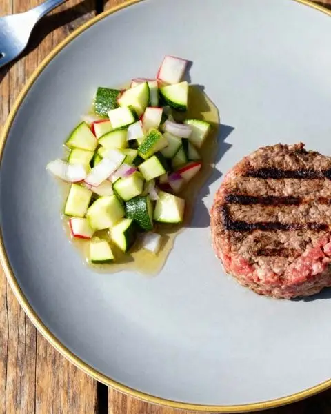 Gegrilde tartaar met courgettesalade