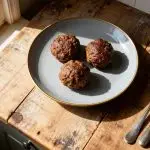 Stoofpeertjes met gekookte aardappelen en een gehaktbal