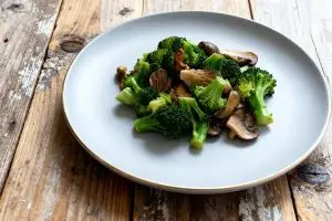 Geroerbakte broccoli en oesterzwammen
