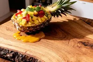 Gevulde ananas met mangosaus
