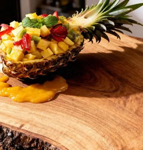 Gevulde ananas met mangosaus