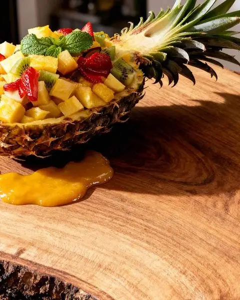 Gevulde ananas met mangosaus