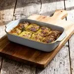 Plaattaart met pruimen en honing