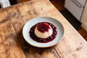 Griesmeelpudding met bessensap