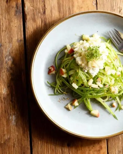 Komkommerspaghetti met appel en aardappelsalade