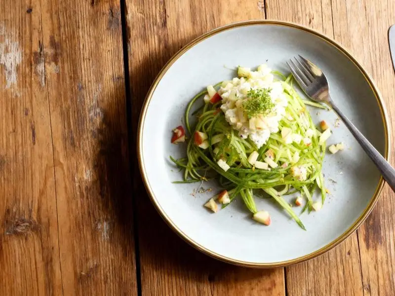 Komkommerspaghetti met appel en aardappelsalade