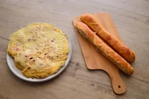 Omelet met worst en kaas