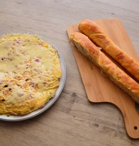 Omelet met worst en kaas