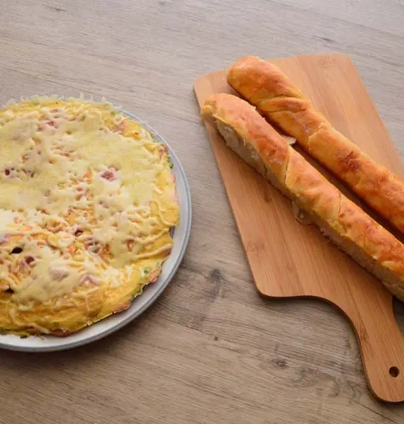 Omelet met worst en kaas