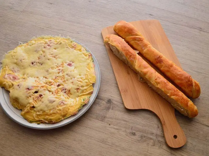 Omelet met worst en kaas
