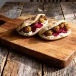 Plaattaart met pruimen en honing