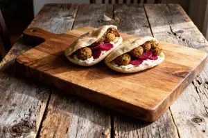 Pita met falafel, knoflooksaus en zoetzure bieten