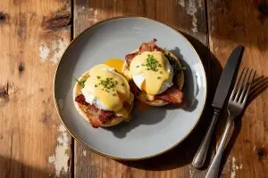 Pittige Eggs Benedict met spek