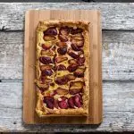 Pita met falafel, knoflooksaus en zoetzure bieten