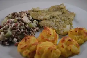 Pommes duchesse met linzensalade en witvis