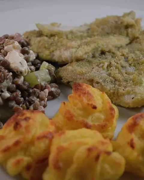 Pommes duchesse met linzensalade en witvis