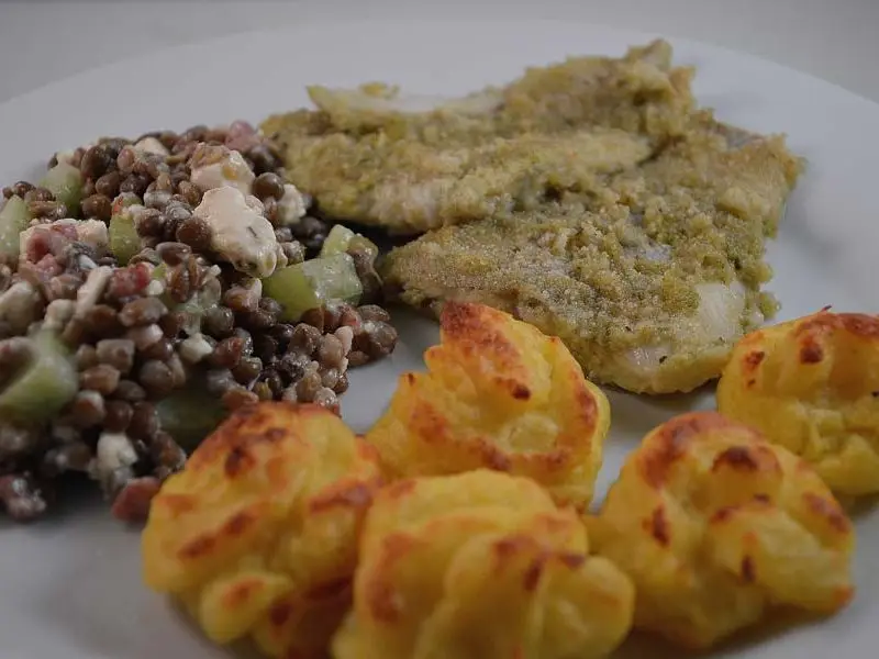 Pommes duchesse met linzensalade en witvis