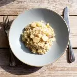 Pittige Eggs Benedict met spek