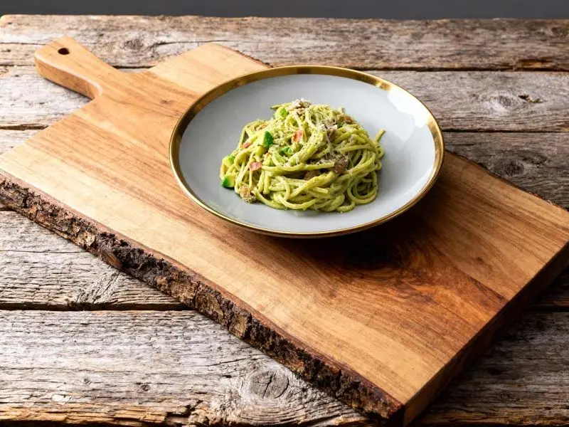 Spaghetti avocado carbonara