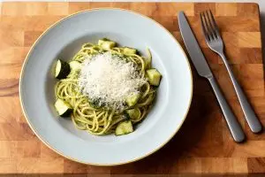 Spaghetti met courgette paprikapesto