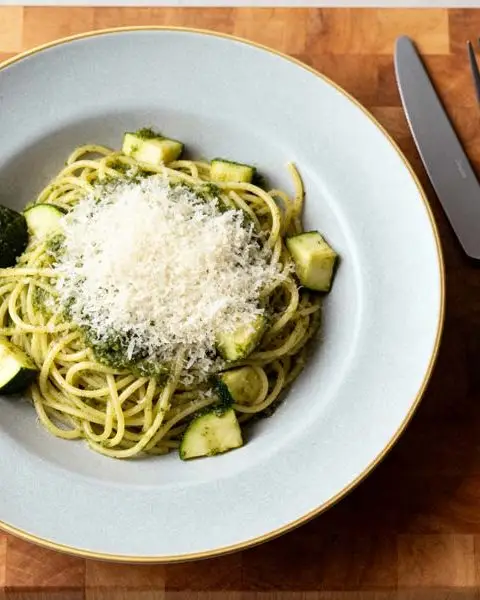 Spaghetti met courgette paprikapesto