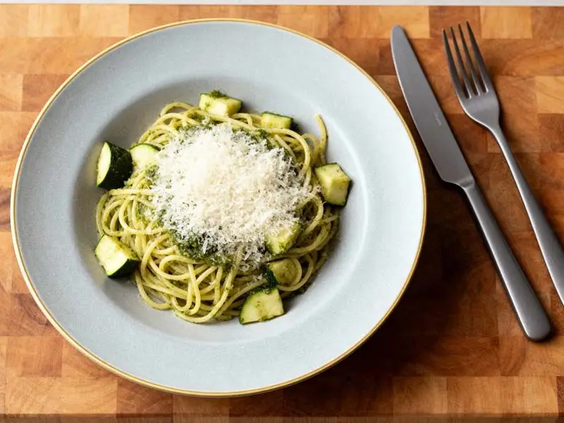 Spaghetti met courgette paprikapesto