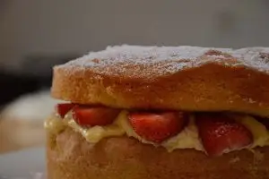 Sponge cake met aardbeien