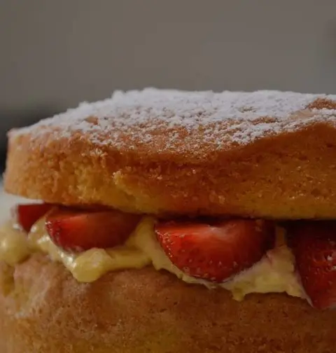 Sponge cake met aardbeien