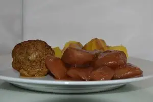 Stoofpeertjes met gekookte aardappelen en een gehaktbal