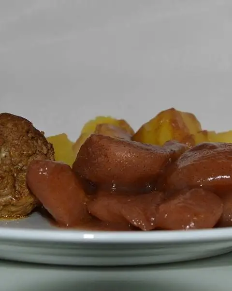 Stoofpeertjes met gekookte aardappelen en een gehaktbal