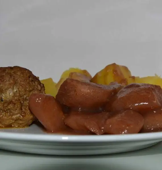 Stoofpeertjes met gekookte aardappelen en een gehaktbal